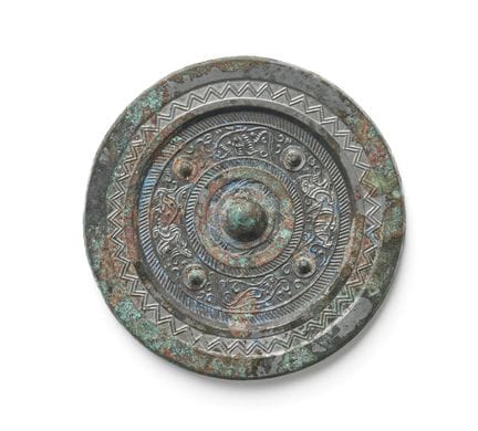 Espejo de bronce con motivos de animales. Espejo d