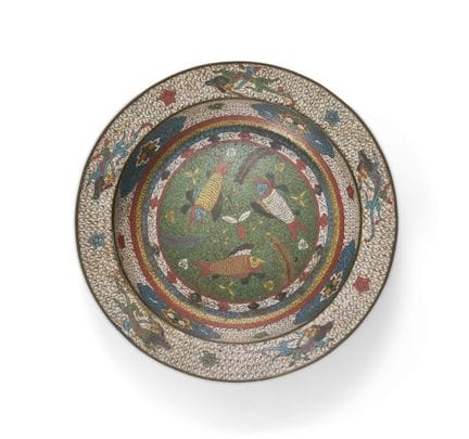Un gran plato de esmalte cloisonné con motivos de 