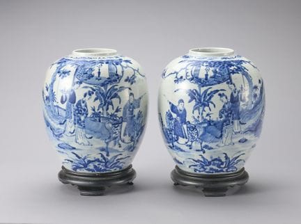 Par de jarrones azules y blancos con motivos figur