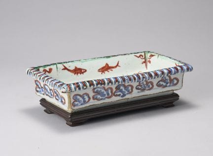 Una palangana rectangular de Nankin akae con motiv