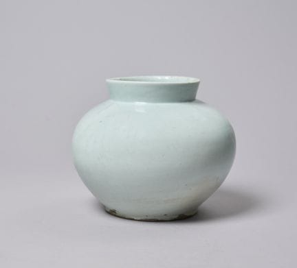 Jarrón esférico de porcelana blanca. Jarrón de por