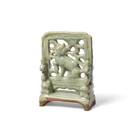 Un biombo de celadón de Longquan con forma de qili
