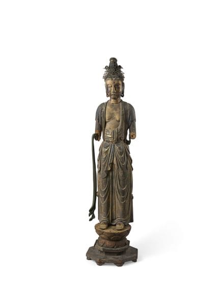 Una figura de madera tallada de Kannon representan