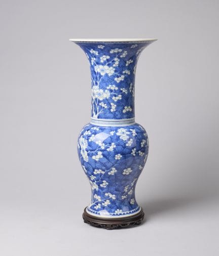 Un jarrón de Guanyin azul y blanco con motivos de 