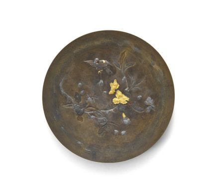 Plato de bronce con incrustaciones de plata con mo