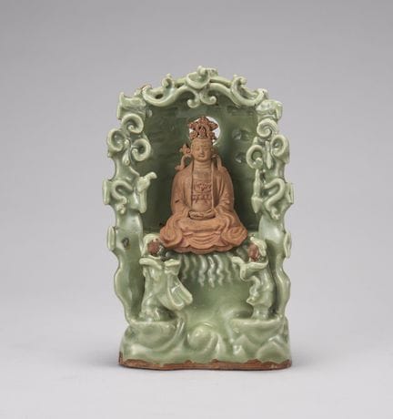 Un relicario de celadón de Longquan con una figura