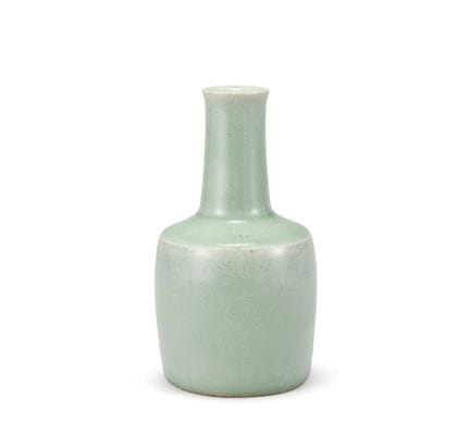 Un jarrón de celadón de Longquan. Un jarrón de cel