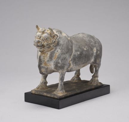 Una figura de cerámica pintada de color gris que r