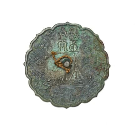 Espejo de bronce con forma de flor romboidal. Espe