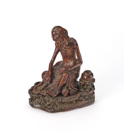 Una figura tallada en bambú de un Luohan sentado. 