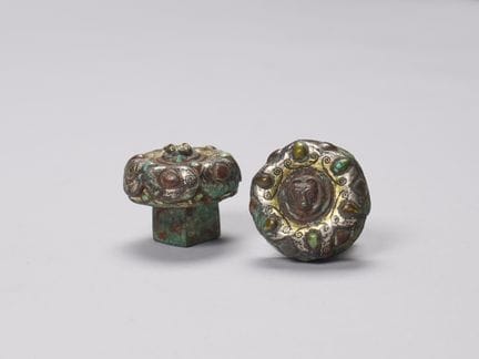 Un par de adornos de bronce, con incrustaciones de
