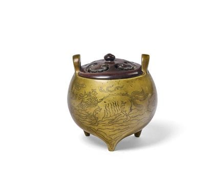 Un incensario de bronce con un diseño de «criatura