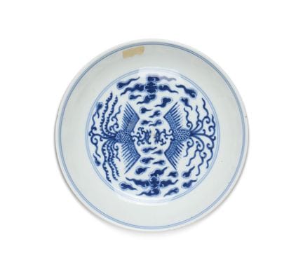 Un plato azul y blanco con el motivo del «doble fé
