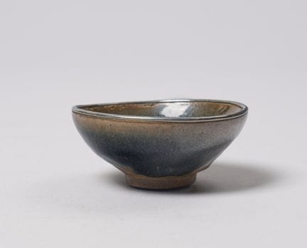 Un cuenco de té con esmalte tenmoku. Los hornos de