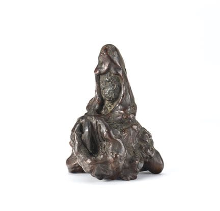 Una figura de Guanyin sentada, de piedra envuelta 