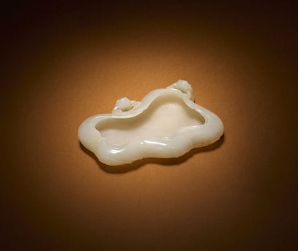 Un lavapinceles de jade blanco. Un lavapinceles de