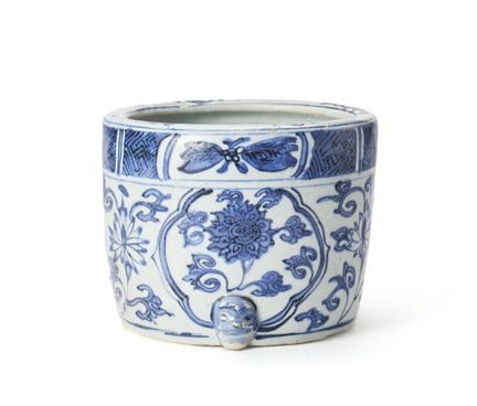 Una antigua jarra de porcelana azul y blanca para 
