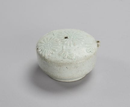 Un gotero de porcelana blanca de la dinastía Joseo
