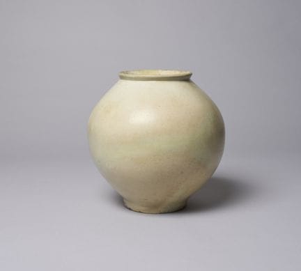 Un jarrón de porcelana blanca con forma de farol. 