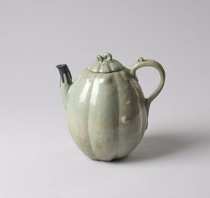 Una jarra de celadón de Goryeo con forma de melón.