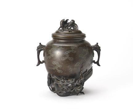 Un incensario de bronce de estilo arcaico con form