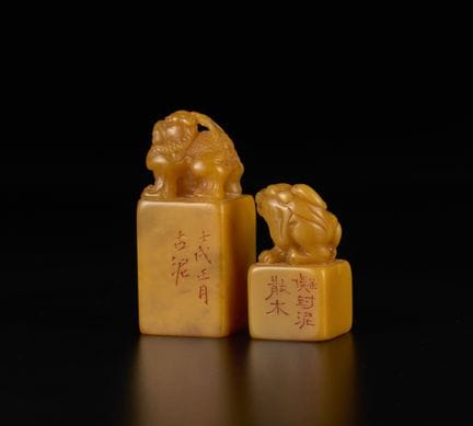 Dos sellos de piedra «Tianhuang», cada uno coronad