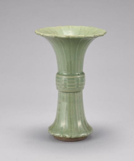 Un jarrón para flores de Longquan, de celadón y fo