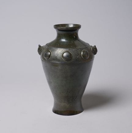 Un jarrón de bronce de estilo arcaico, con incrust