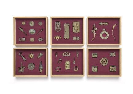 Un conjunto de accesorios de bronce dorado. Conjun