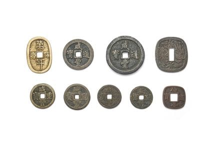Un conjunto de monedas antiguas. Este lote está co