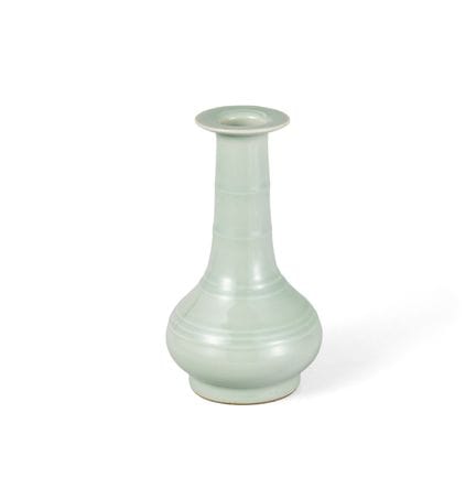 Un jarrón de celadón de cuello largo. Un jarrón de