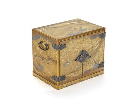 一个饰有“梅花”图案的小型莳绘漆箱。一个饰有梅花图案的小型莳绘漆箱（小丹须）。 作为“岁首之花”的梅