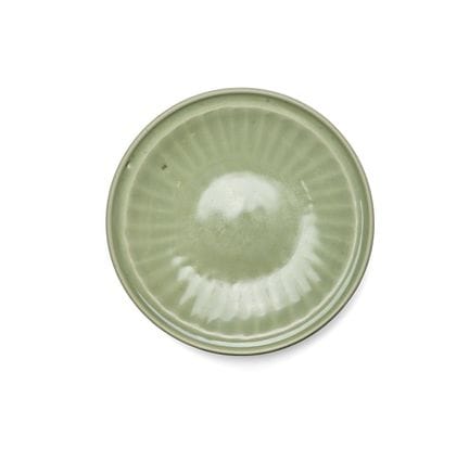 Un gran plato de celadón de Longquan. Un gran plat