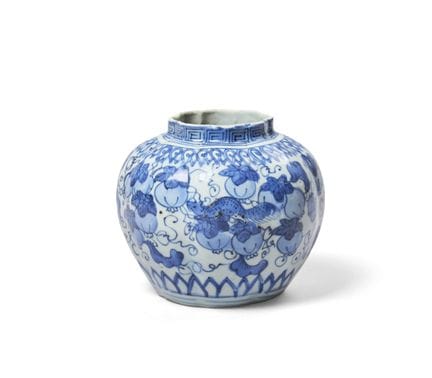 Un jarrón azul y blanco con motivos de «ardillas y