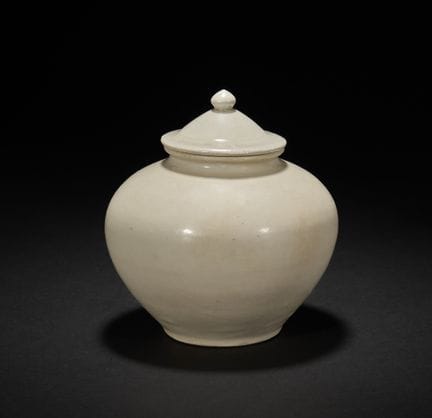 Jarrón «wannian» de porcelana blanca con tapa. Un 