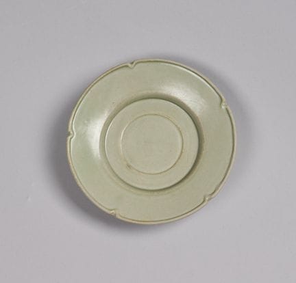 Un plato lobulado de cerámica de Yue en celadón. U