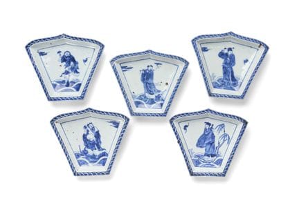Cinco platos azules y blancos con motivos figurati