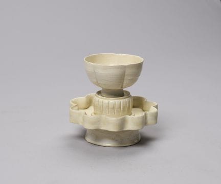 Un soporte para tazas de cerámica de Xing con bord