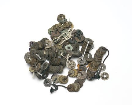 Un conjunto de monedas antiguas. Un conjunto de mo