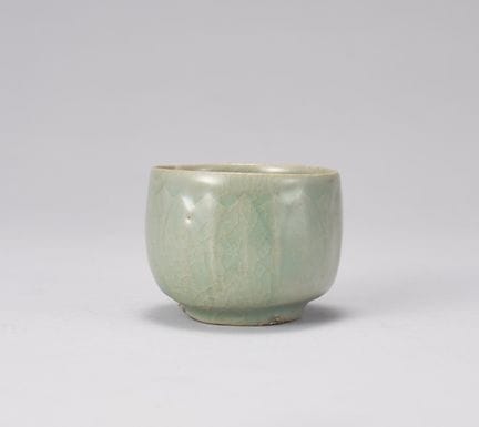 Un cuenco de celadón de Goryeo con forma de loto. 