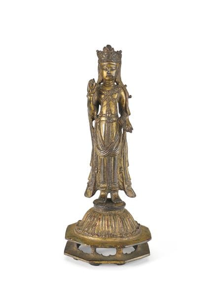 Estatua de bodhisattva en bronce dorado. Figura de