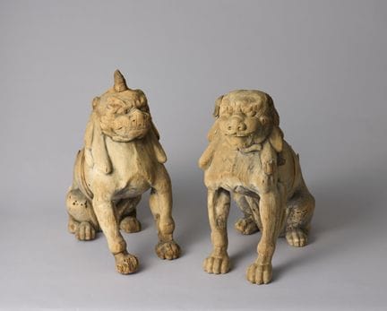 UN PAR DE KOMAINU (LEONES GUARDIANES) DE MADERA - 