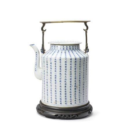 Una antigua jarra azul y blanca con asa, con un po