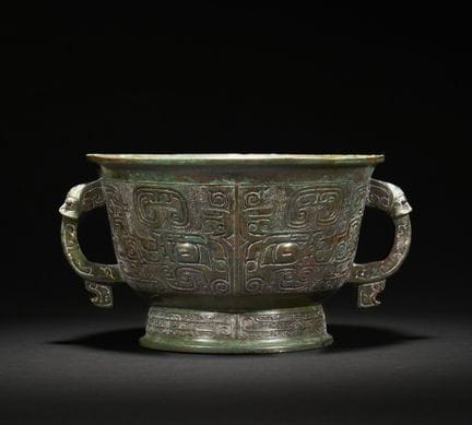 Un «gui» de bronce con forma de «máscara animal». 