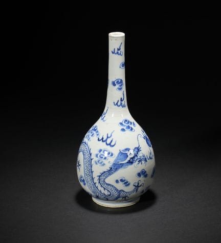 Un jarrón azul y blanco con motivos de «fénix y dr