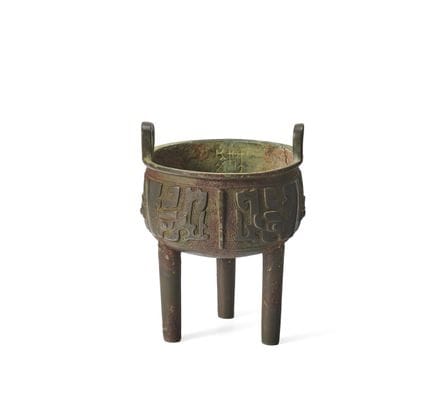 Un incensario de bronce de estilo arcaico, con inc
