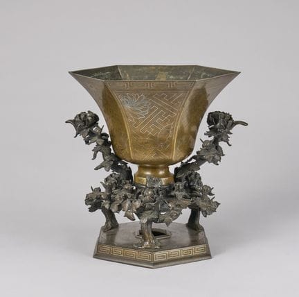 Un usubata hexagonal de bronce de estilo arcaico, 