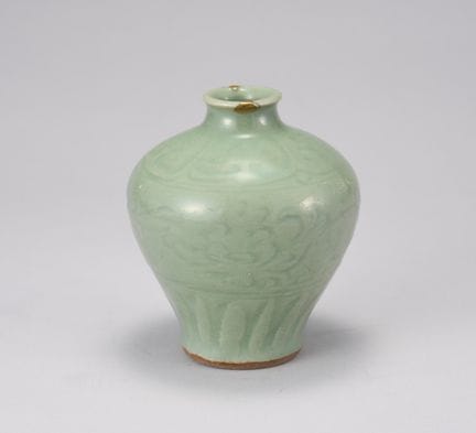 Un jarrón de celadón de Longquan, tallado con un m