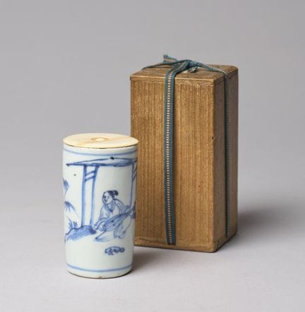Una caja para té de cerámica azul y blanca, con mo