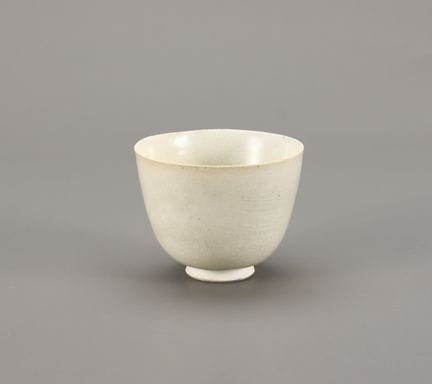 Una taza esmaltada en blanco. Una rara taza esmalt